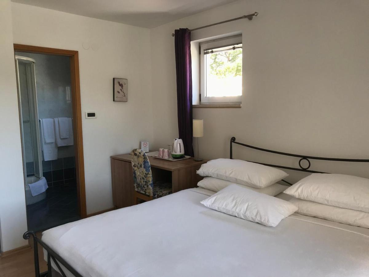 Pink Inn Podstrana Bagian luar foto