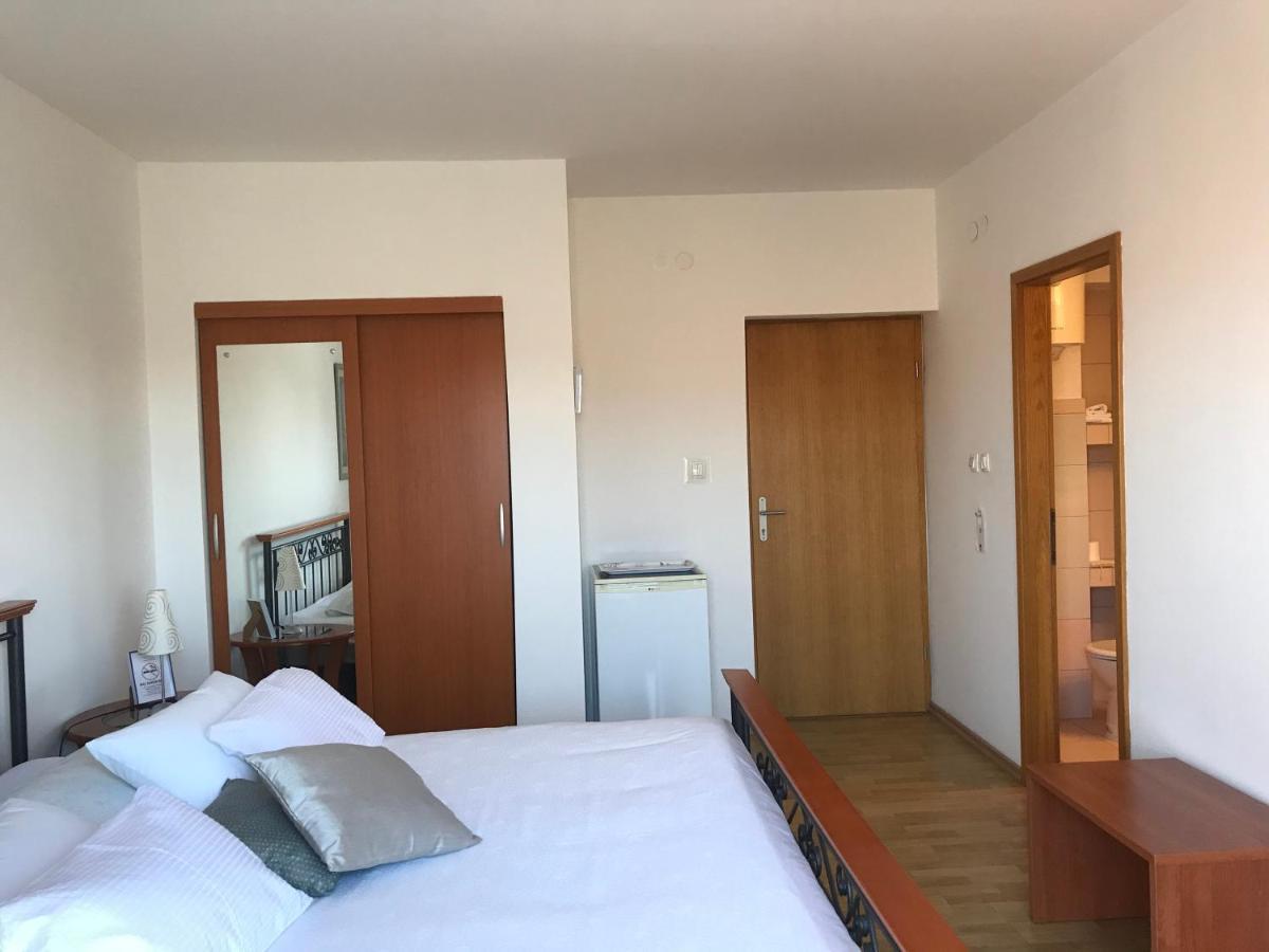 Pink Inn Podstrana Bagian luar foto
