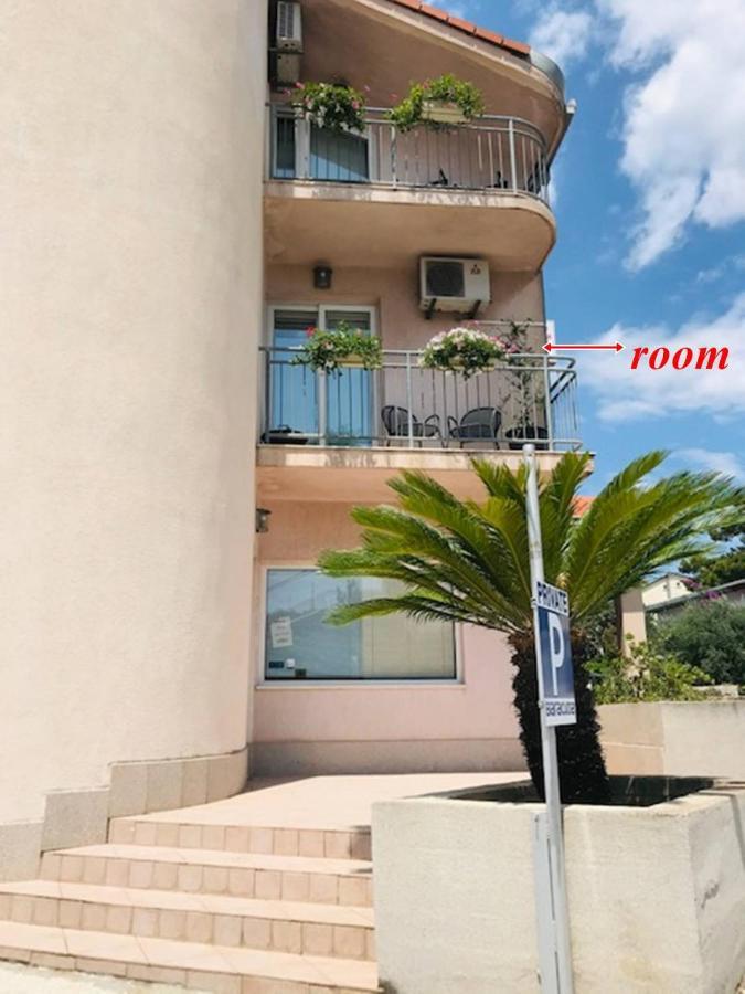 Pink Inn Podstrana Bagian luar foto